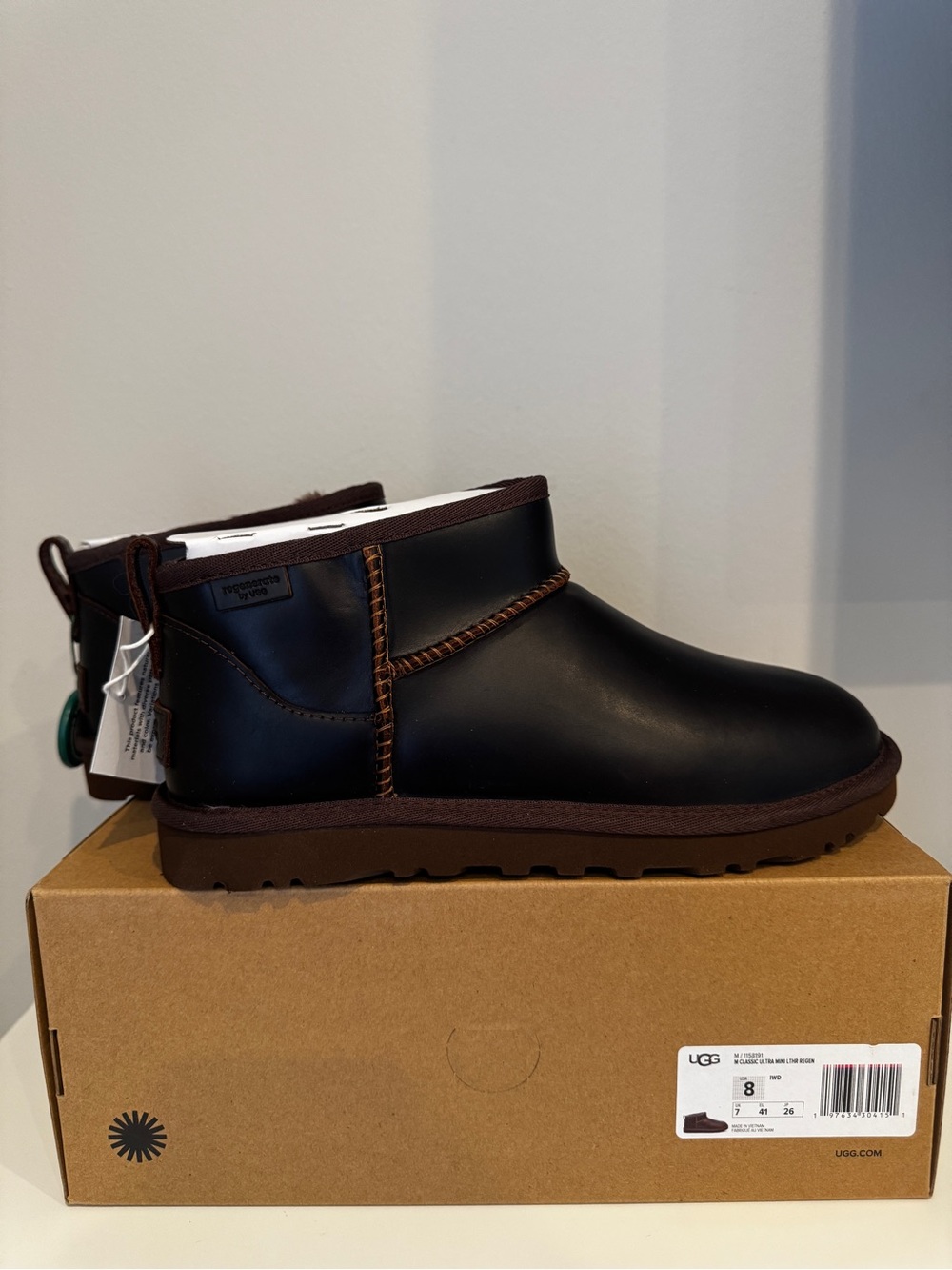 UGG Men's CLASSIC ULTRA MINI LTHR REGEN Size 8
